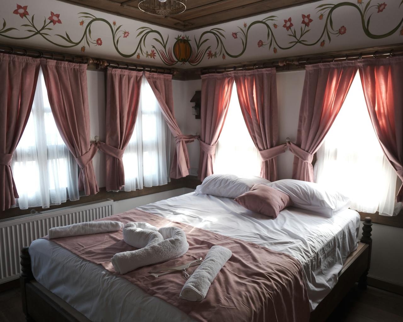 اتاق خواب با پرده‌ها و ملحفه‌های صورتی پودری؛ الهام‌بخش رنگ‌های پاستلی مدرن برای سرویس خواب عروس ۲۰۲۶