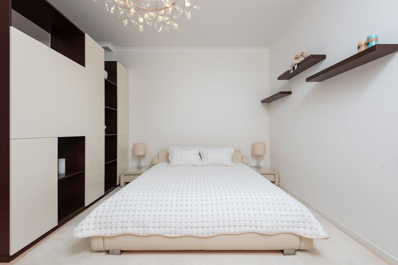 اتاق خواب مینیمال با تخت طبی و تشک سفت مناسب برای اصلاح فرم ستون فقرات