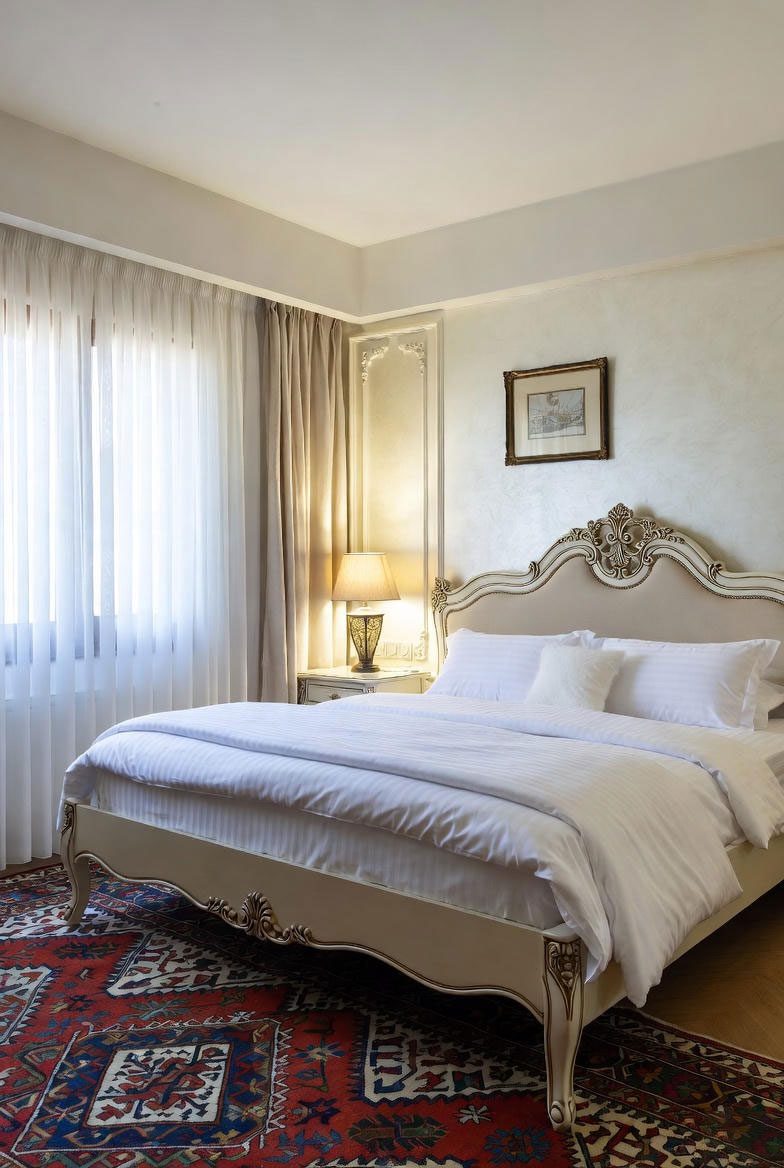 اتاق‌خواب نئوکلاسیک با تاج منبت‌کاری شده، دکوراسیون روشن و فرش سنتی مناسب آپارتمان ایرانی
