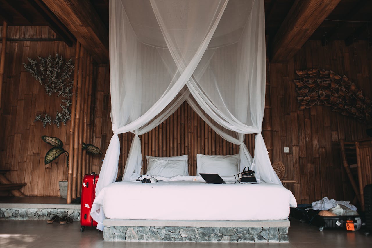 اتاق خواب چوبی با تخت خواب سایبان‌دار و طراحی طبیعی – الهام‌بخش انتخاب سرویس خواب لوکس و آرامش‌بخش